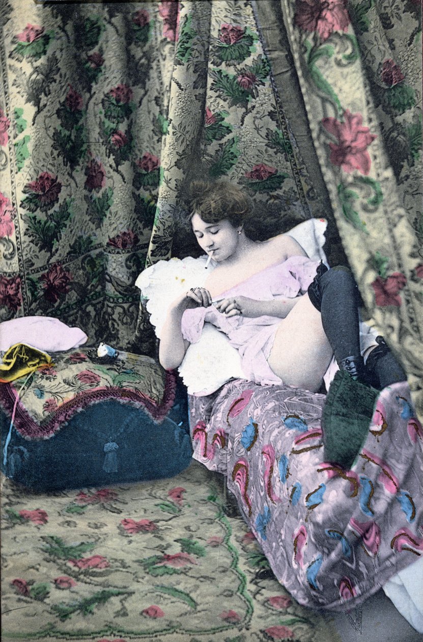 Postkarte, die ein Mädchen in einem Bordell zeigt, vor 1914 von French School