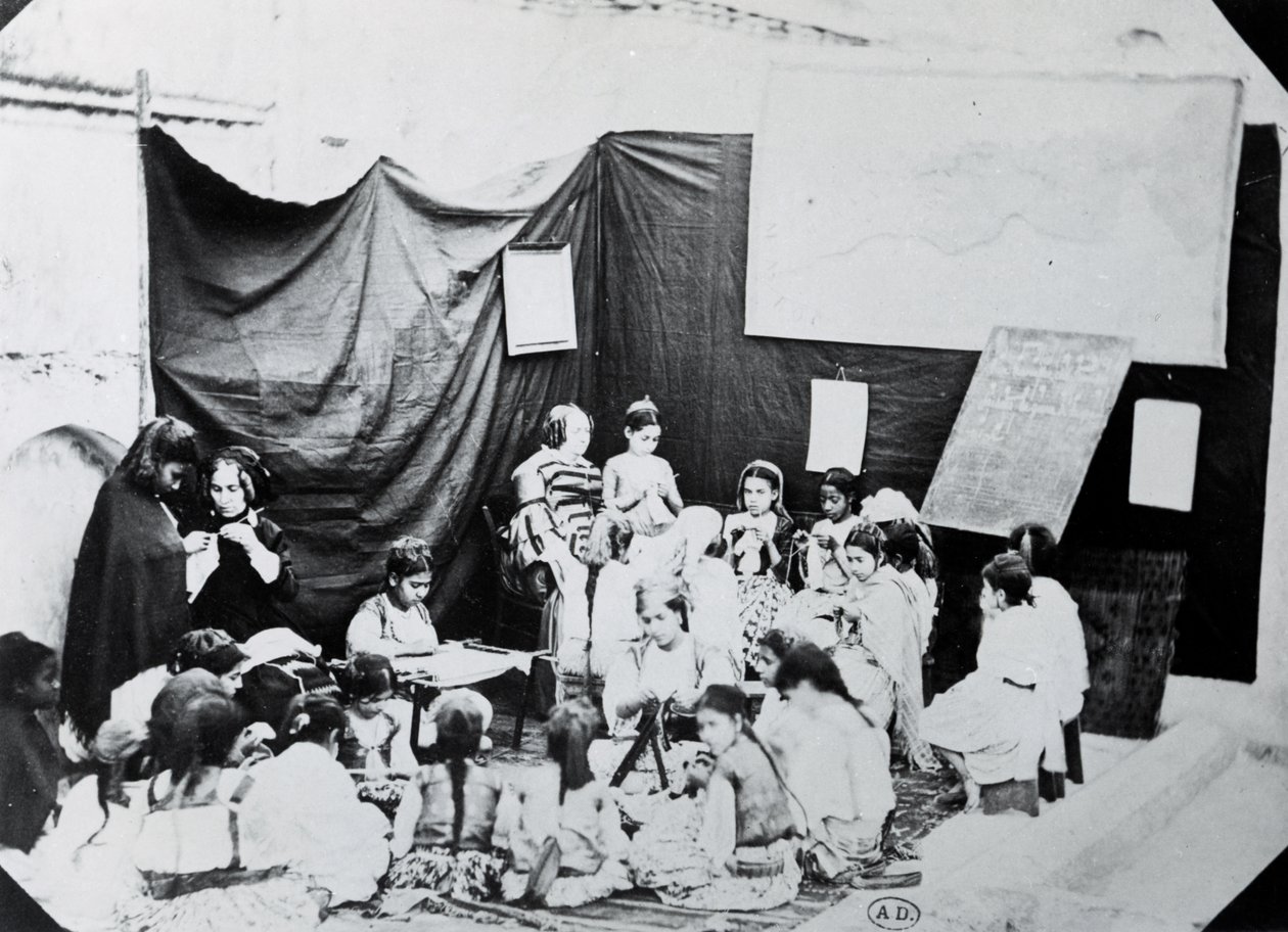 Mädchenschule in Algerien, 1860 von French Photographer