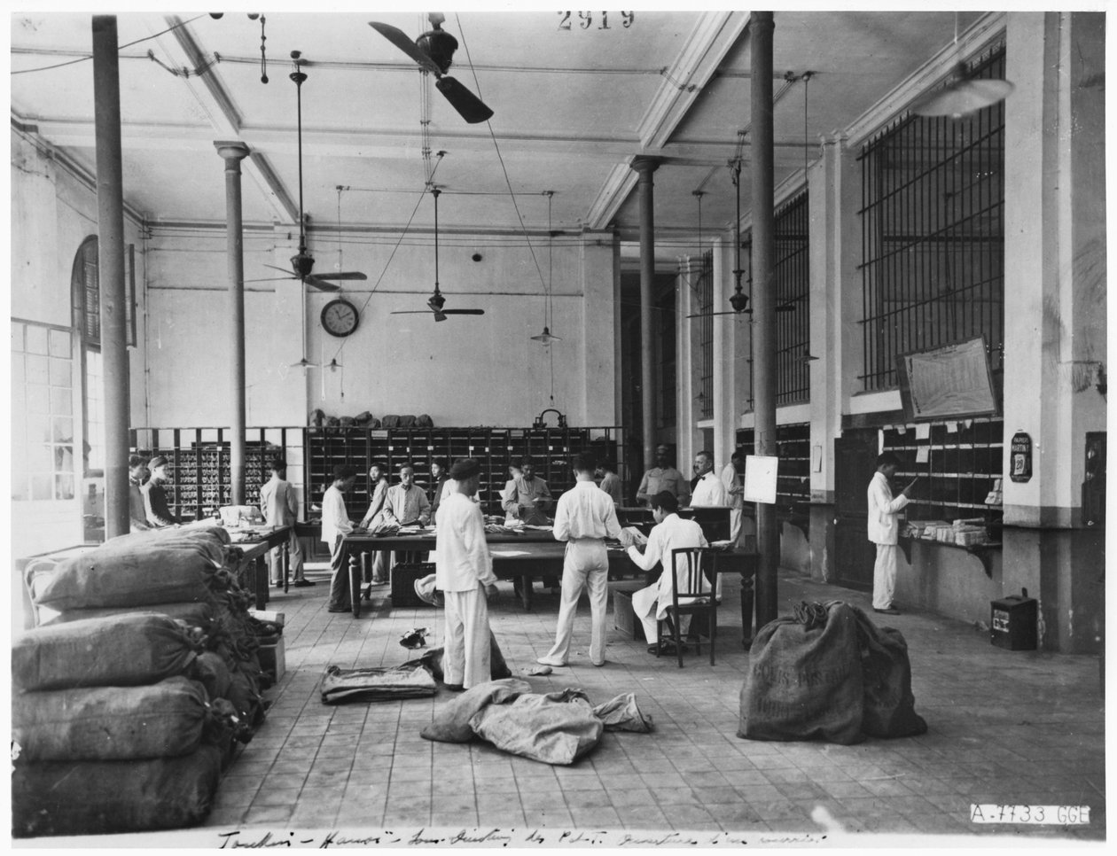 Das Postamt in Hanoi, ca. 1920 von French Photographer