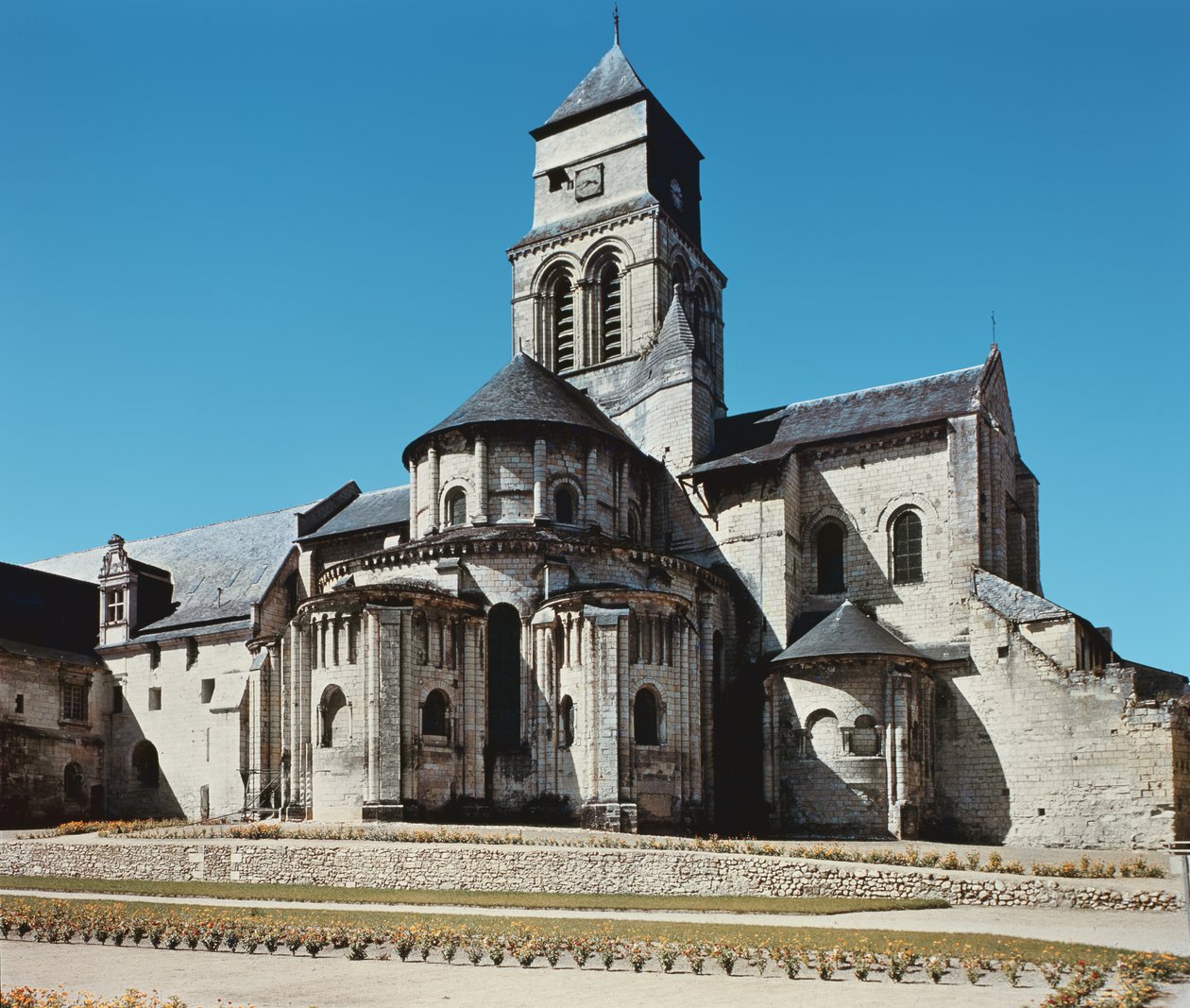 Außenansicht der Abteikirche von French School
