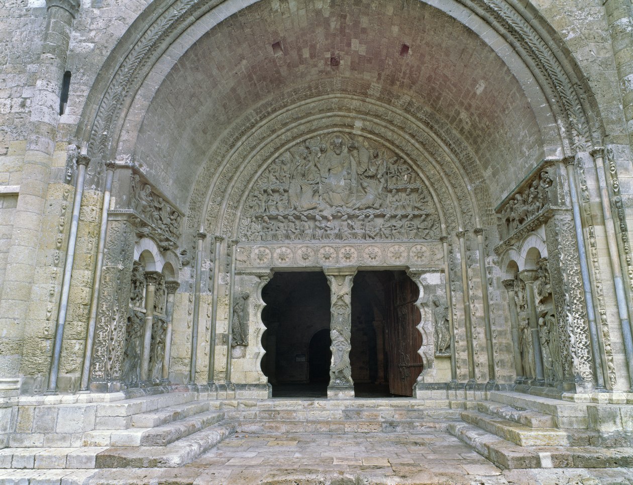 Südportal, gebaut ca. 1115 von French School