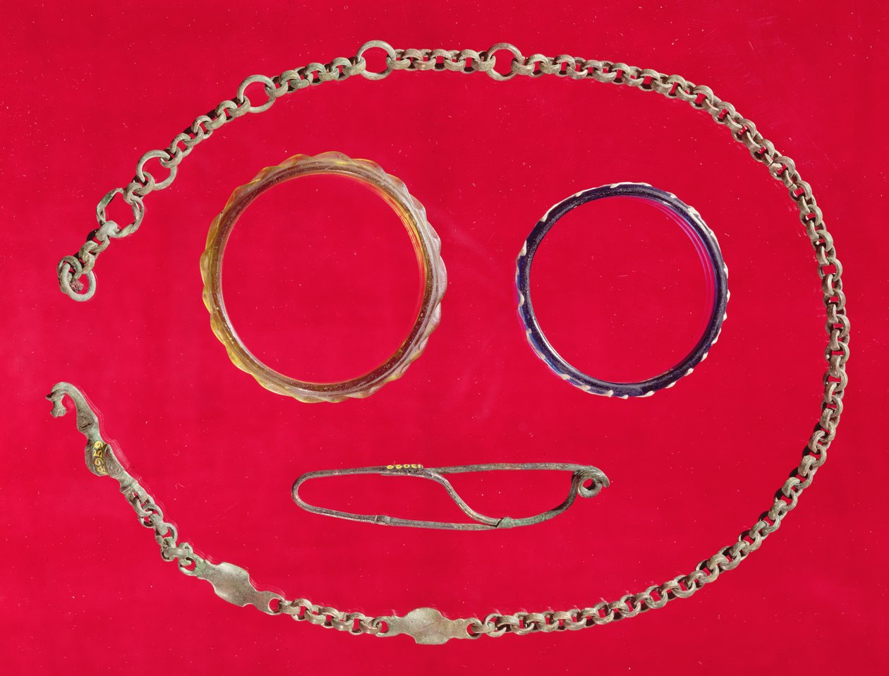 Gürtel, Brosche und zwei Armbänder, Tene II (Glas und Bronze) von Gaulish