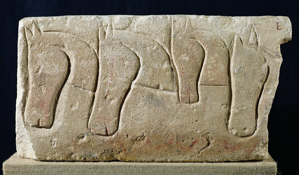 Sturz mit einem Relief, das Pferdeköpfe darstellt, aus Roqueperteuse, 4.-3. Jahrhundert v. Chr. von Gaulish