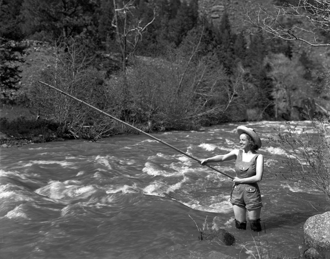 Mädchen beim Angeln, ca. 1935 von George Lytle Beam