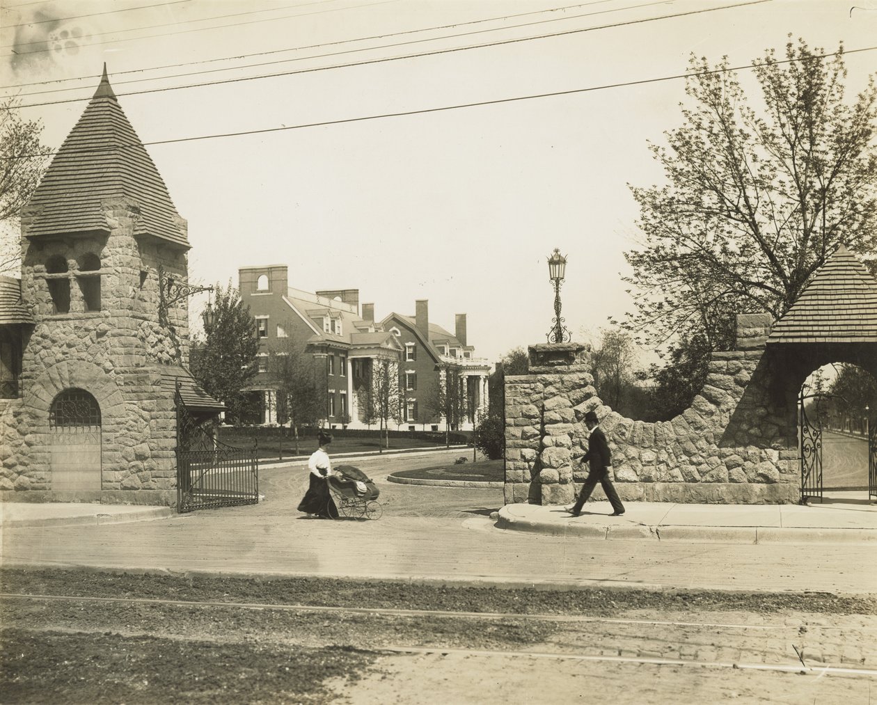 Westlicher Eingang zu Portland Place, Blick nach Osten von Union Boulevard von George Stark