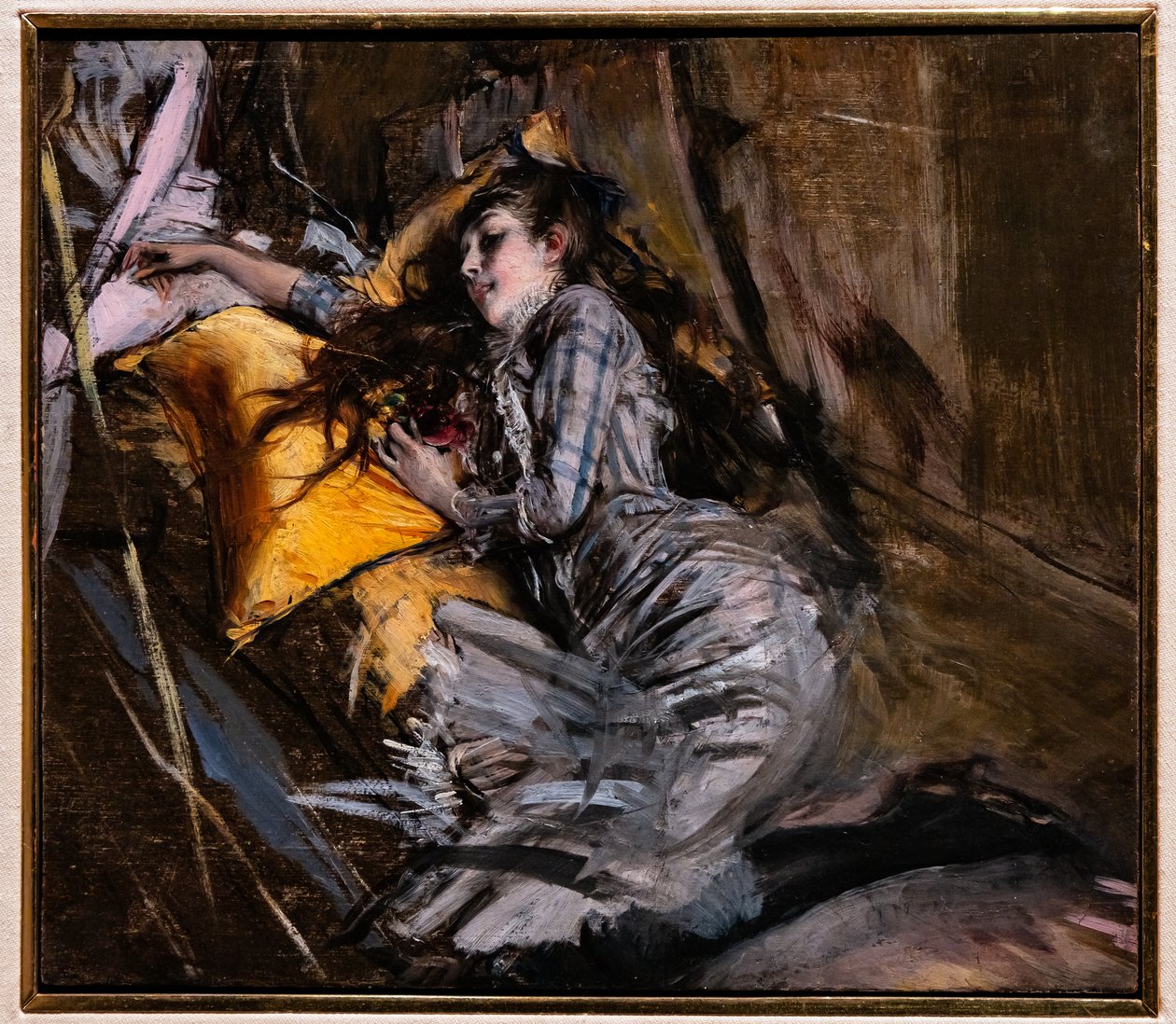 Liegendes Mädchen im Tartan-Kleid von Giovanni Boldini