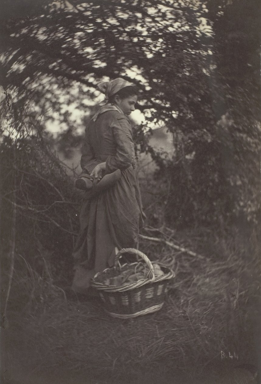 Frau steht mit Korb auf dem Boden, 1870 von Giraudon