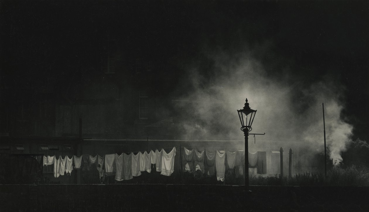 Wäscheleine und Zugrauch bei Nacht von Godfrey Macdominic