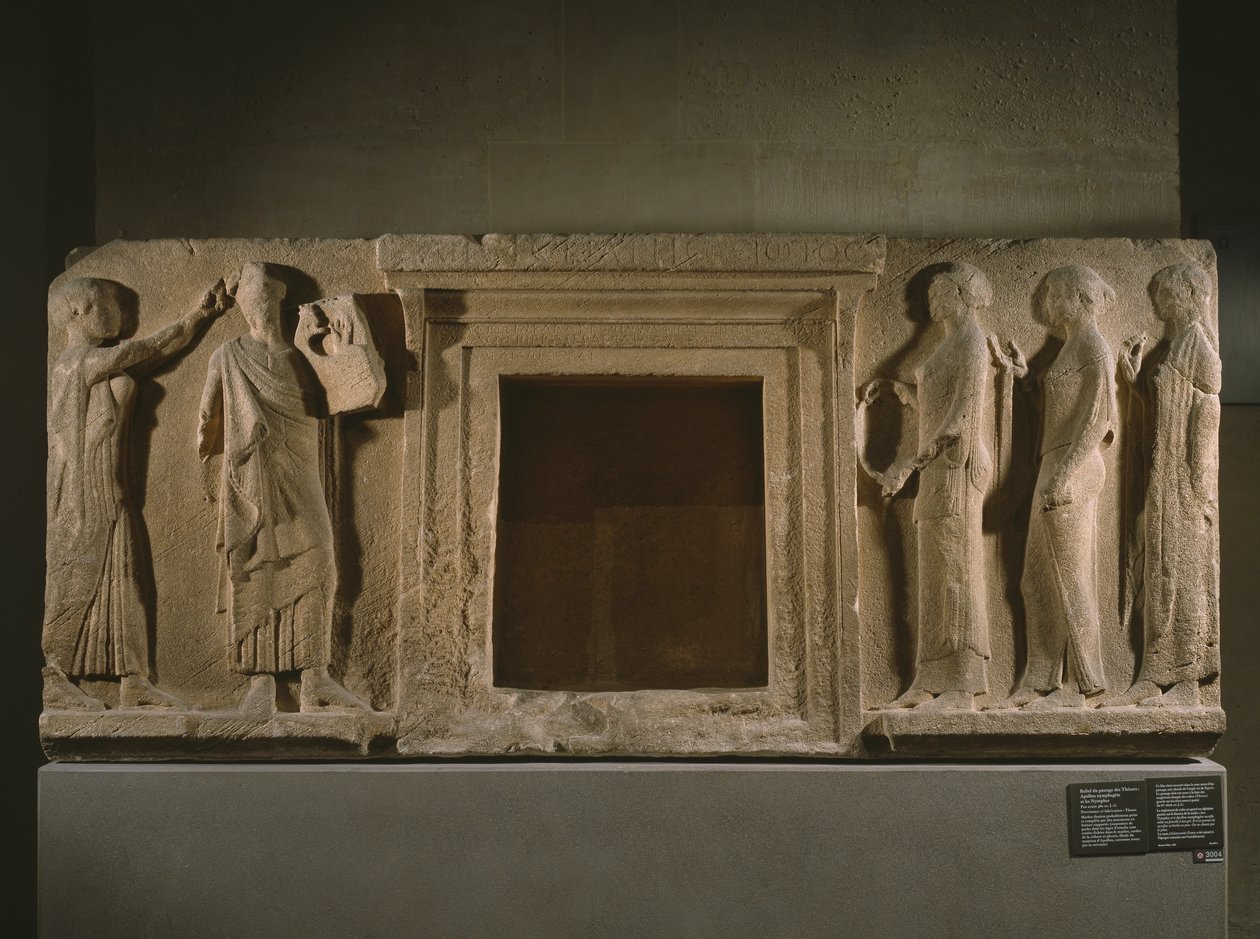Apollo und die Nymphen, Relief aus dem Durchgang der Theores, von Thasos, vor 480 v. Chr. von Greek
