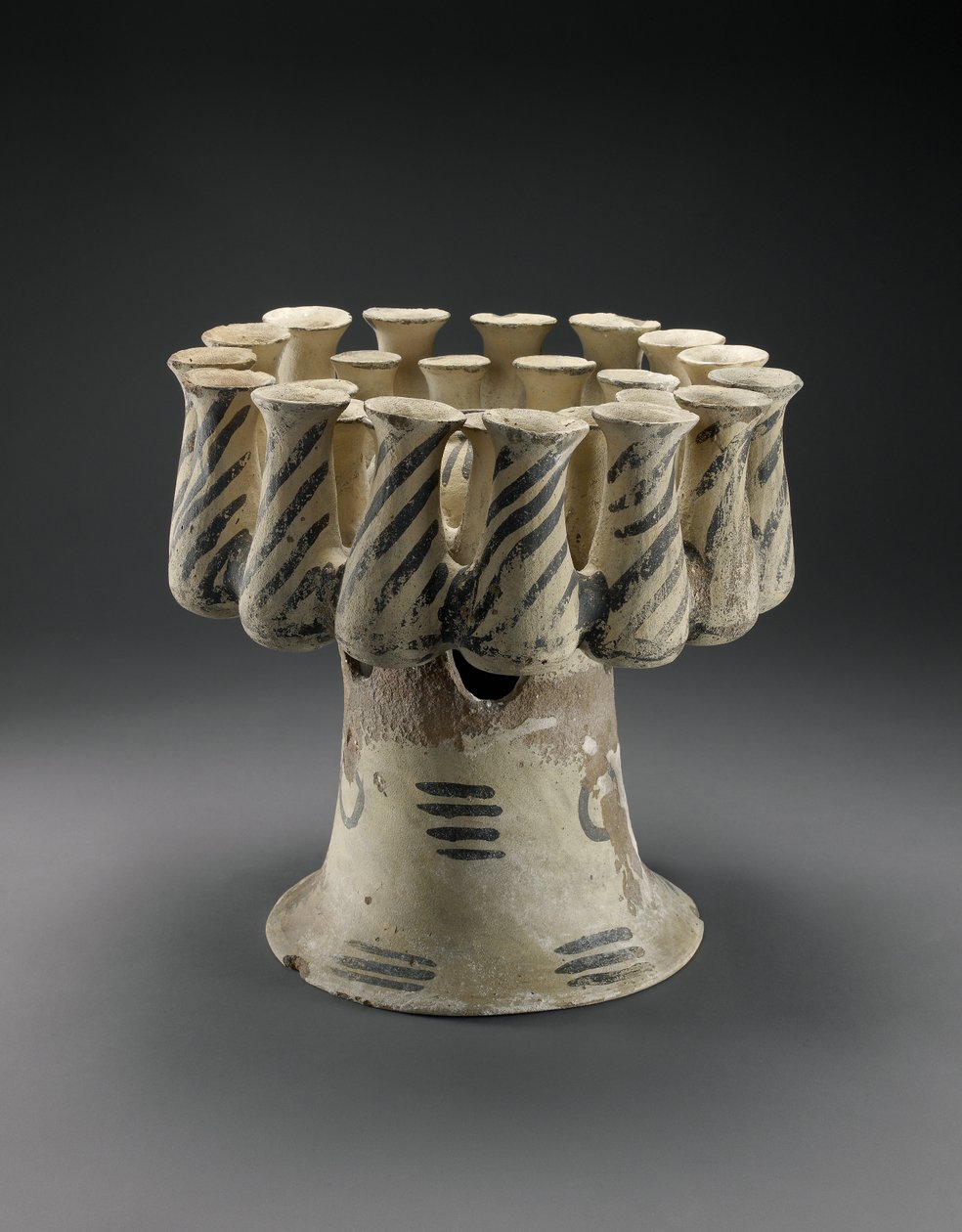 Kernos mit zwei Reihen von Behältern und zentraler Schale, Frühkykladische III Periode (ca. 2300-2100 v. Chr.) von Greek