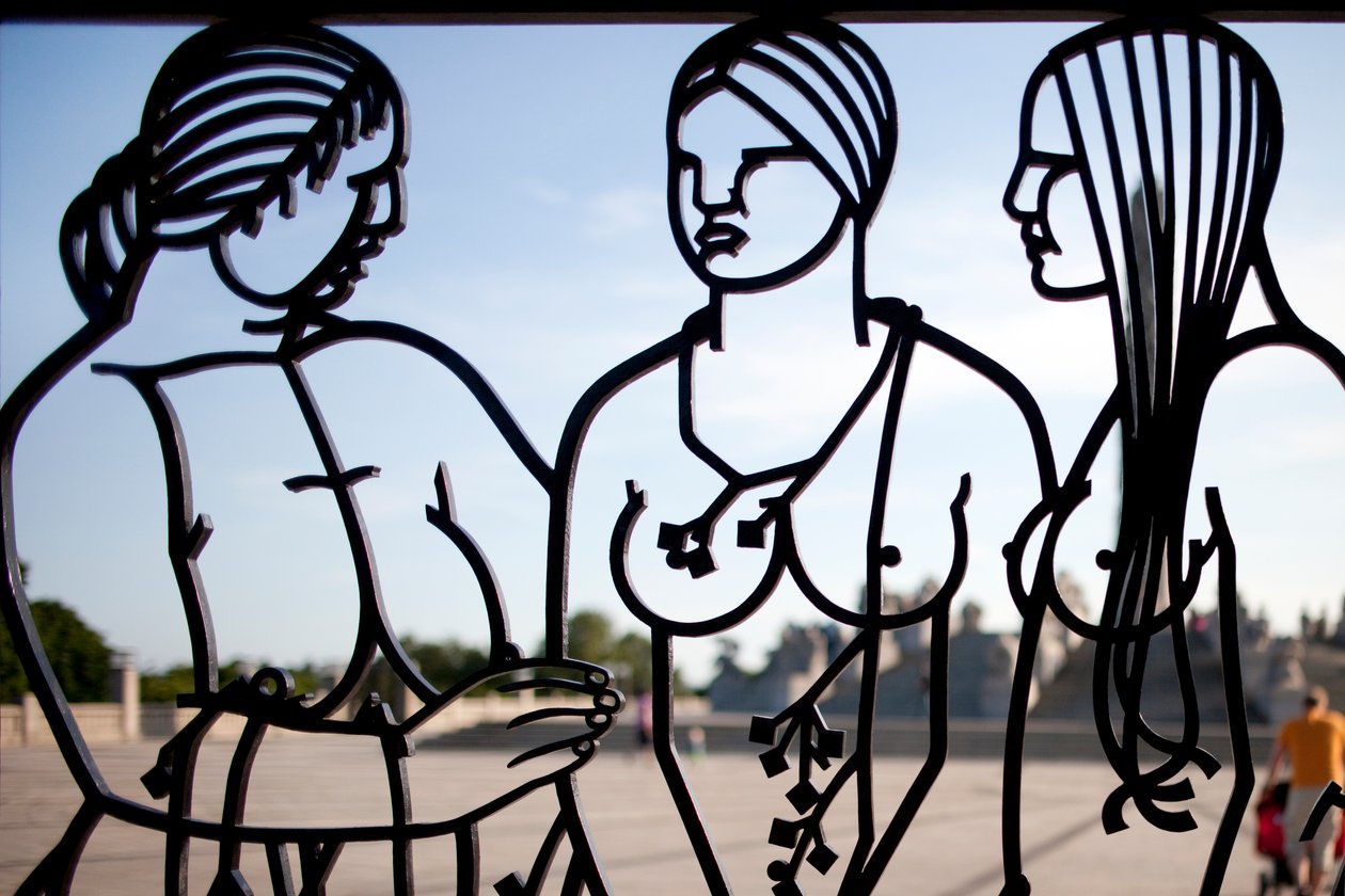 Eingangstor zum Skulpturenpark, drei Frauen (Detail) von Gustav Vigeland