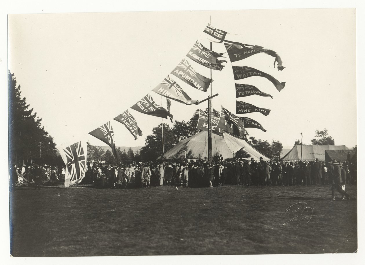 Maori-Empfang im Arawa Park, Rotorua, ca. 1925 von Guy Photo Studio