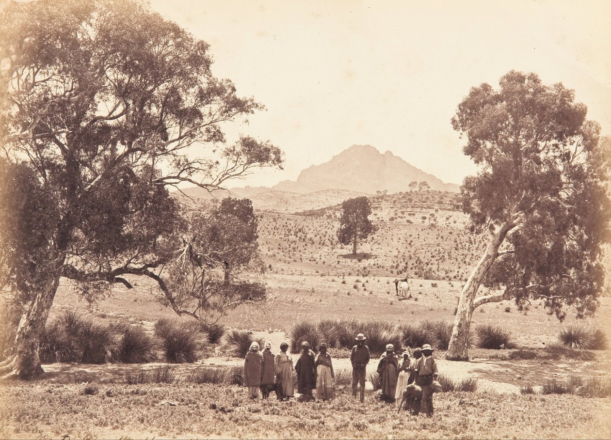 Patawarta mit Aborigines im Vordergrund von H. R. Perry