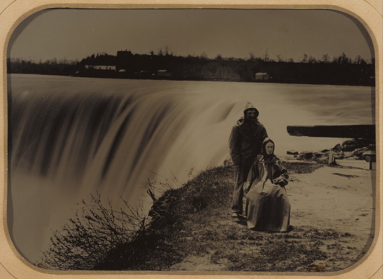 Paar an den Niagarafällen in Regenmänteln von Henry Hollister