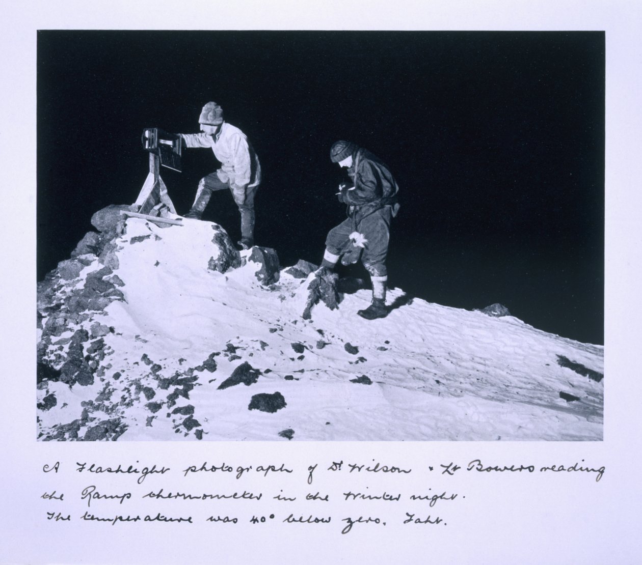 Ein Blitzlichtfoto von Dr. Wilson und Lt. Bowers, die das Ramp-Thermometer ablesen. Die Temperatur betrug 40 Grad unter Null Fahrenheit, aus 
