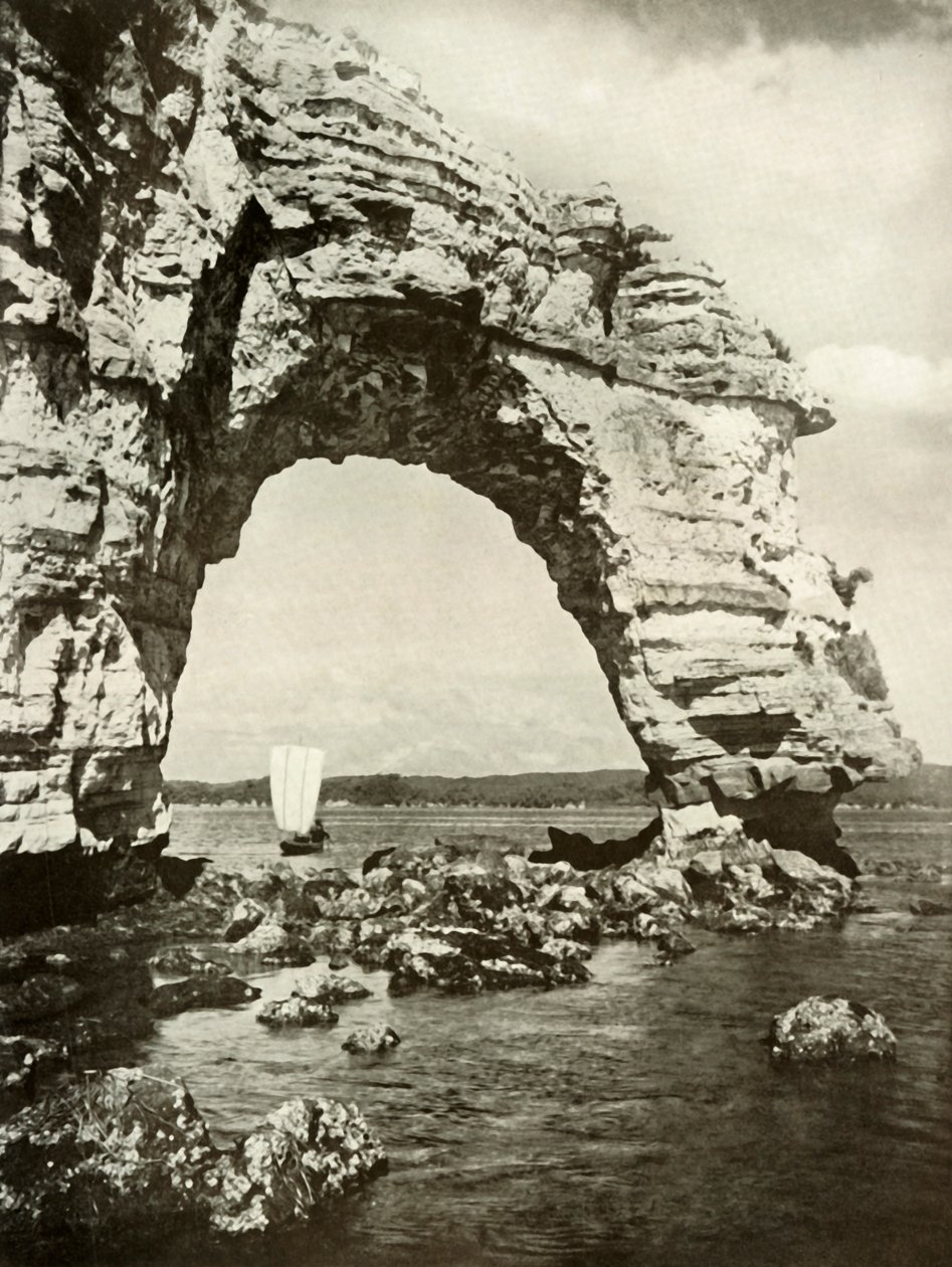 Ein vom Meer geformter Bogen in Matsushima, 1910 von Herbert Ponting