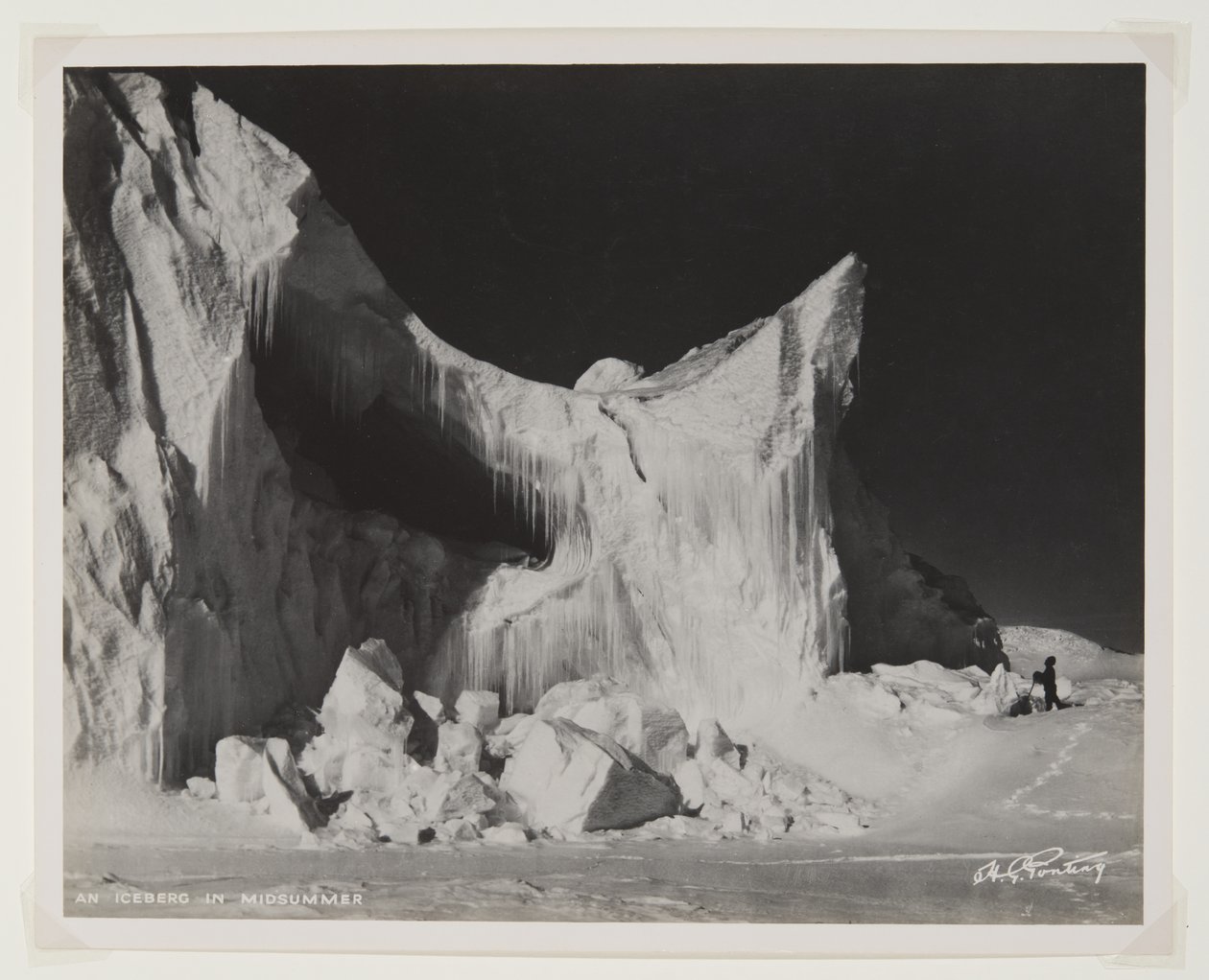 Ein Eisberg im Hochsommer von Herbert Ponting