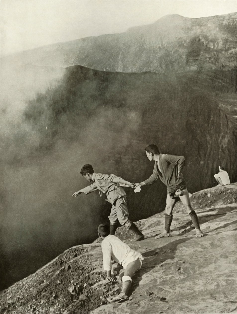 Am Rand des Kraters, Aso-San, 1910 von Herbert Ponting