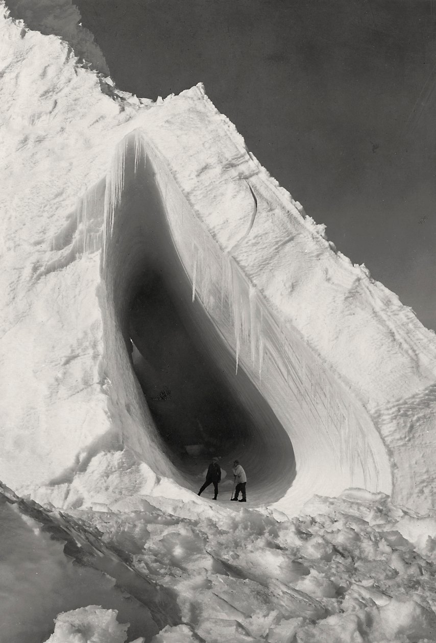 Höhle im Eis geschnitzt von Herbert Ponting