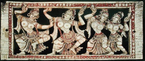 Relief, das vier Tänzer darstellt von Indian School