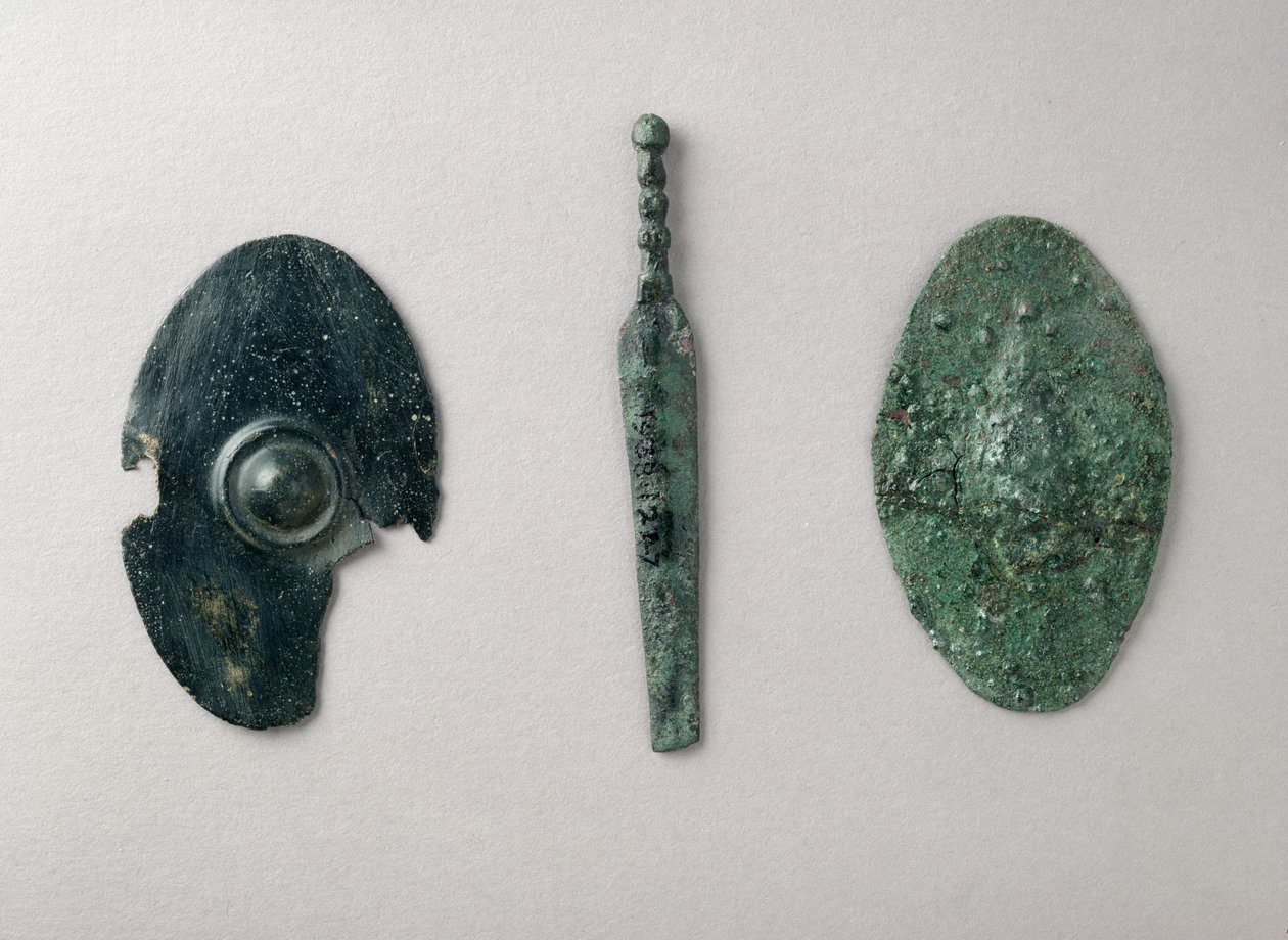 Miniaturmodelle von Waffen: L-R: Schild aus Leafield, Oxon; Schwert und Schild aus einem späten Eisenzeit-Schrein in Frilford, Berks (Bronze) von Iron Age