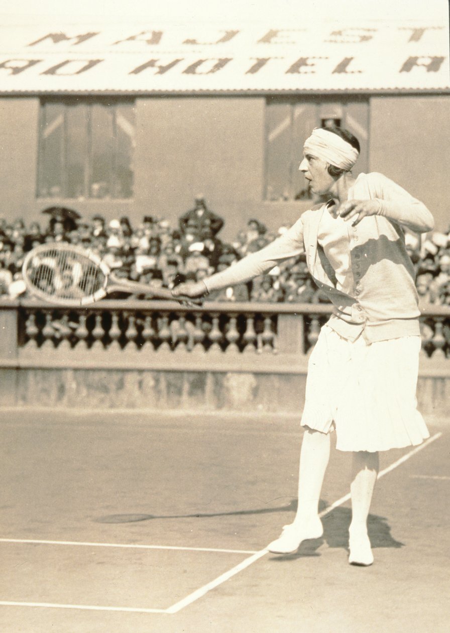 Suzanne Lenglen beim Tennisspielen, ca. 1926 von Italian Photographer