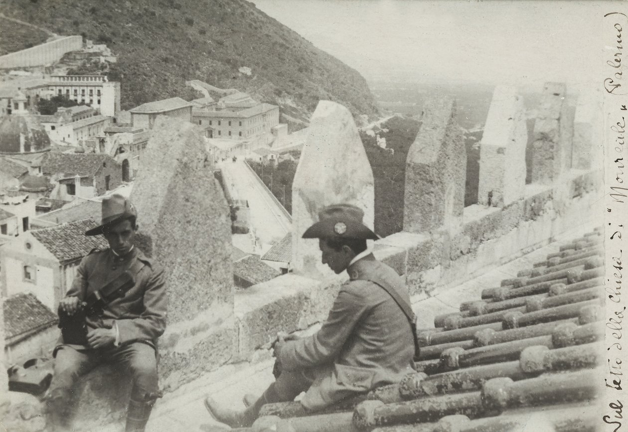 Zwei Soldaten auf dem Dach der Kirche von Monreale, 1910 von Italian Photographer