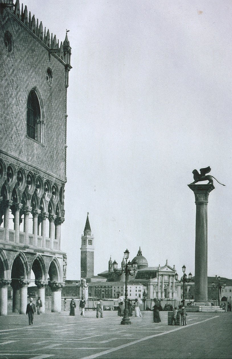 Blick auf den Dogenpalast und den Markusplatz von Italian Photographer