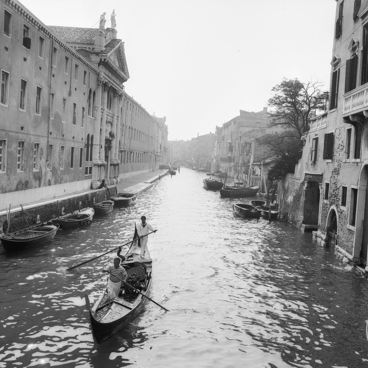 Gondoliere auf einem Kanal in Venedig von Italian Photographer