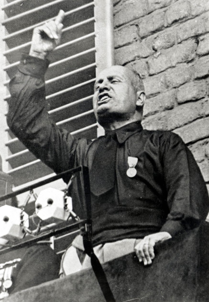 Mussolini in einem schwarzen Hemd von Italian Photographer