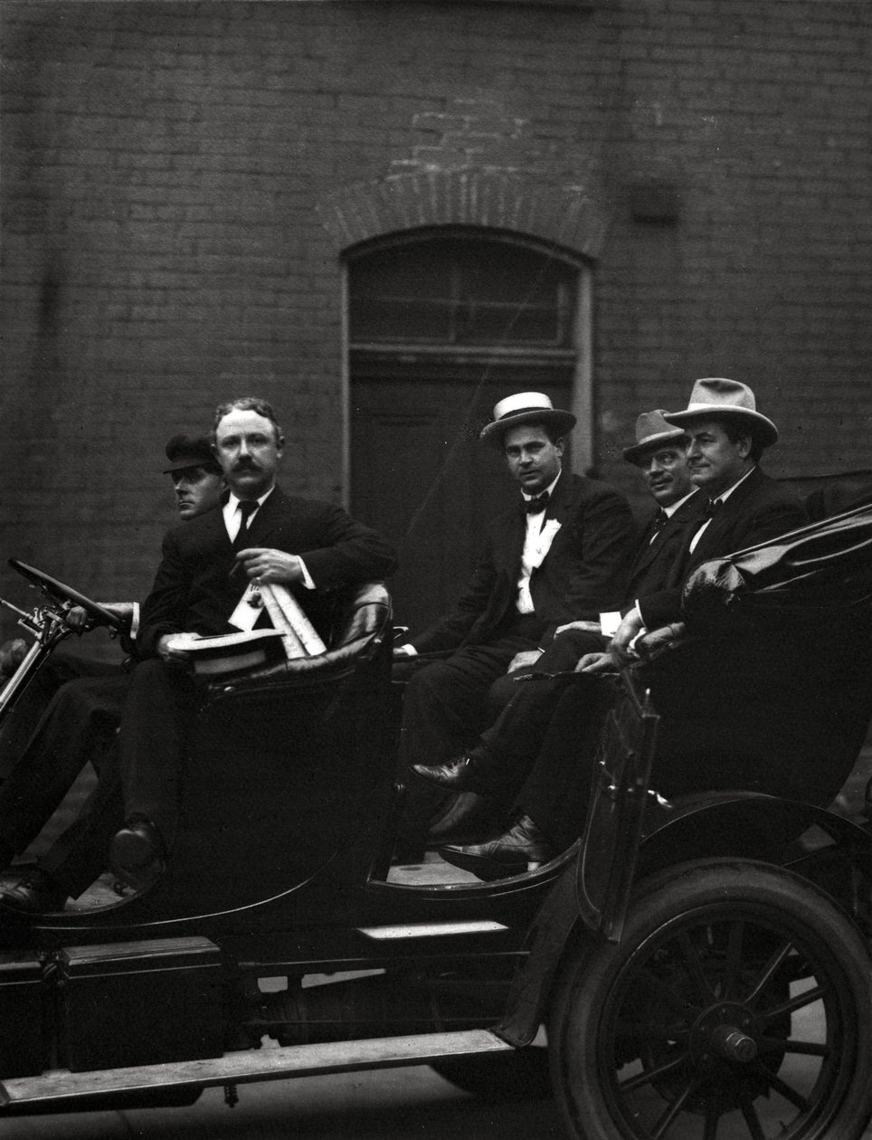 Edward F. Goltra, ein nicht identifizierter Delegierter, Rolla Wells und William Jennings Bryan bei einer Sitzung des Demokratischen Nationalkonvents 1916, St. Louis, 11.-14. Juni 1916 von J.C. Strauss