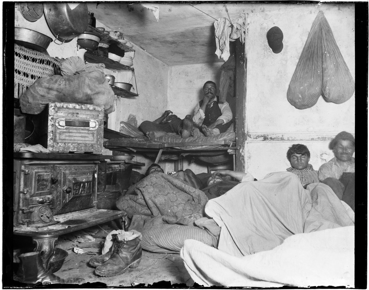 Mieter in einem überfüllten Mietshaus in der Bayard Street - Fünf Cent pro Platz von Jacob August Riis