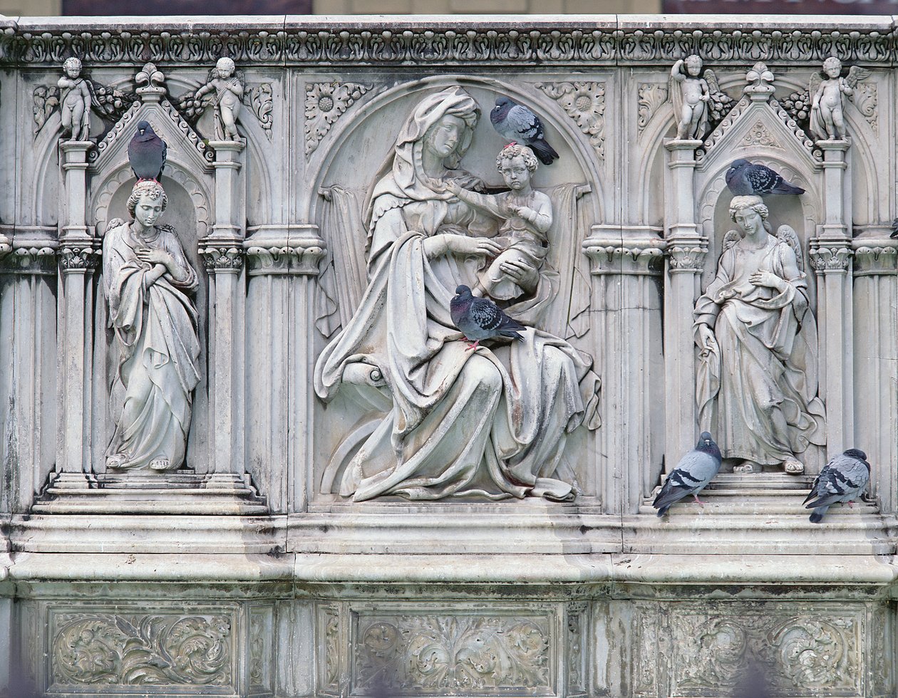 Jungfrau und Kind mit Heiligen, Mittelteil des Fonte Gaia, Siena, 1414-19 (Marmor) von Jacopo della Quercia