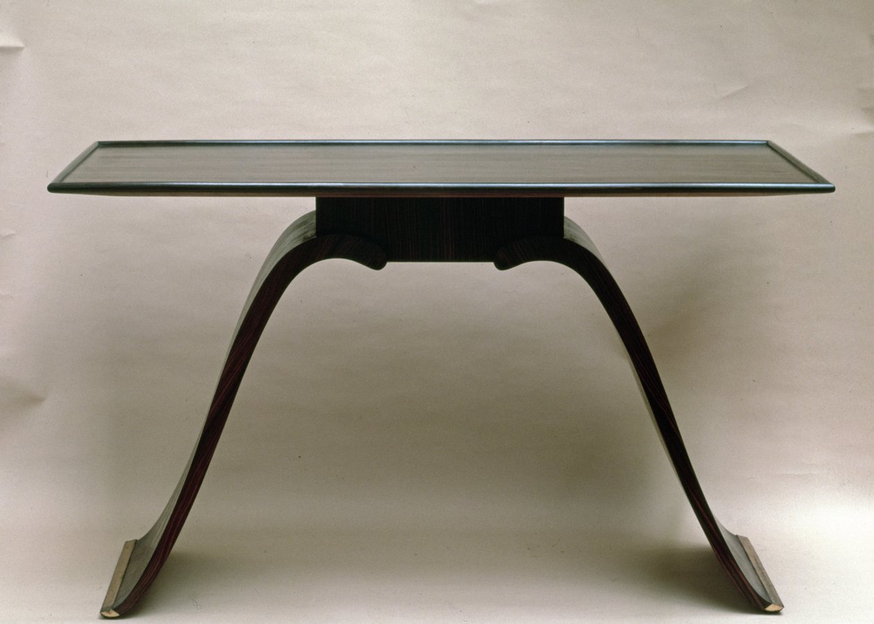 Macassin-Ebenholztisch mit messinggebundenen Füßen, von Emile Jacques Ruhlmann, ca. 1930-32 von Jacques Emile Ruhlmann