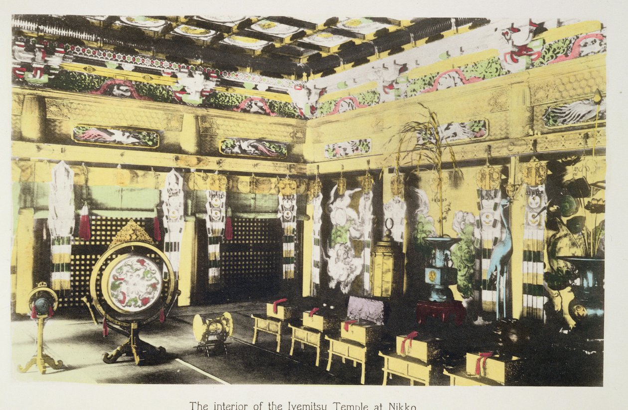 Das Innere des Iyemitsu-Tempels in Nikko, ca. 1880 von Japanese Photographer