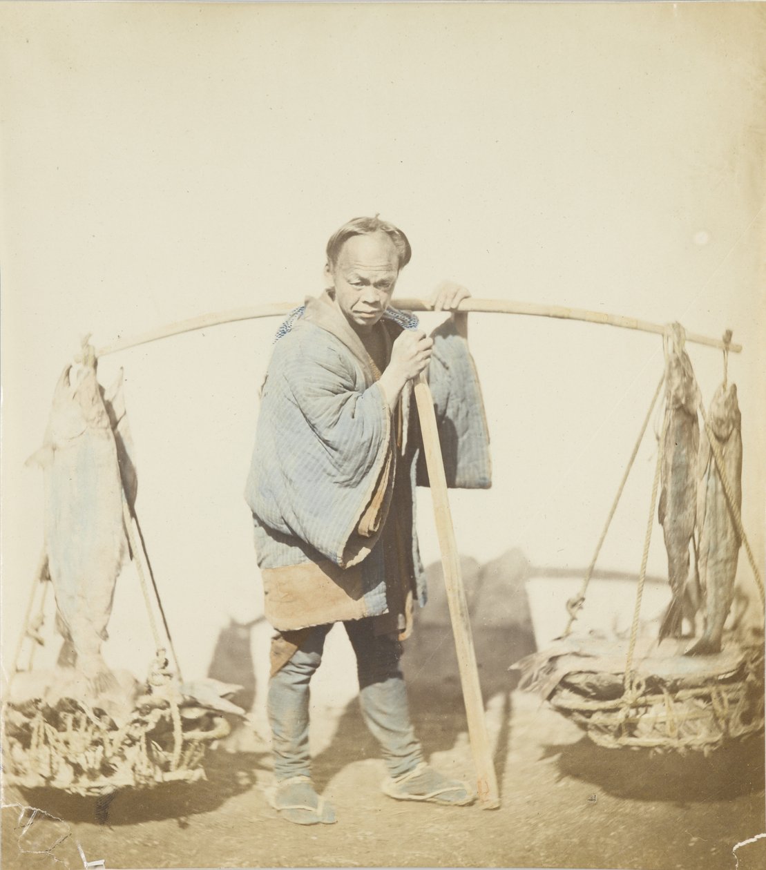 Fischer mit seinem Fang von Japanese Photographer