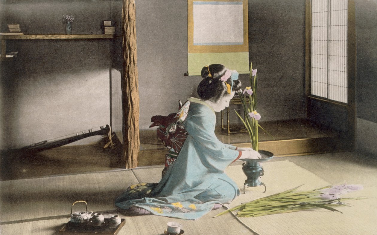 Mädchen arrangiert Blumen, 1890er von Japanese Photographer