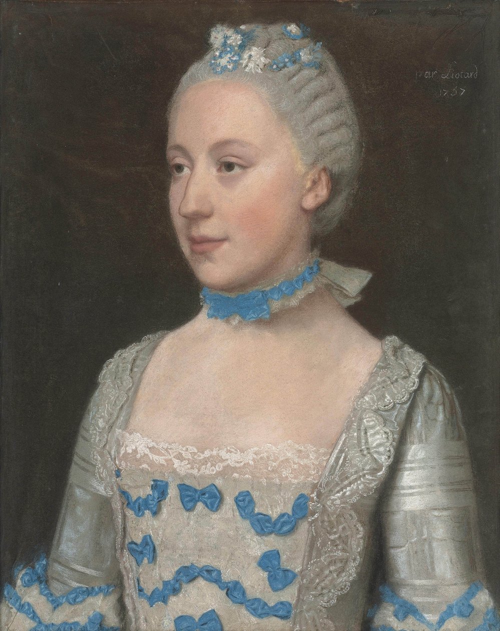 Porträt von Madame Saint-Pol, halblang, in einem hellblauen Kleid mit blauen und weißen Seidenschleifen und Spitze verziert von Jean Étienne Liotard