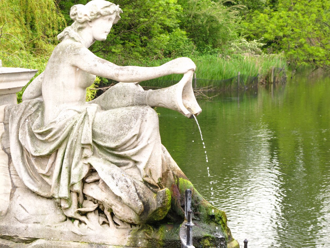 Wassernymphe, Detail eines Brunnens im Italienischen Garten, 1861 von John Thomas