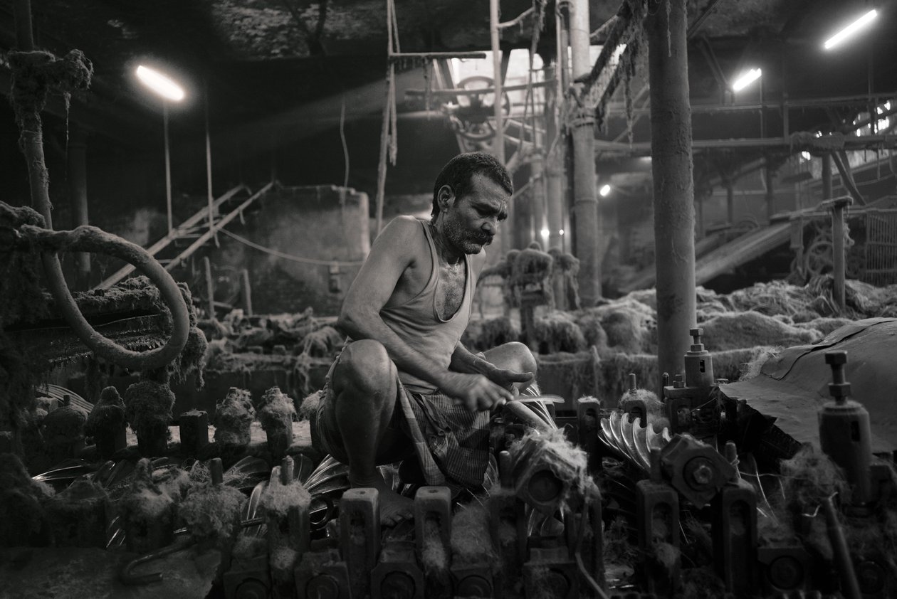 Jutefabrik, Kolkata, Indien, 2017 von Jon Nicholson