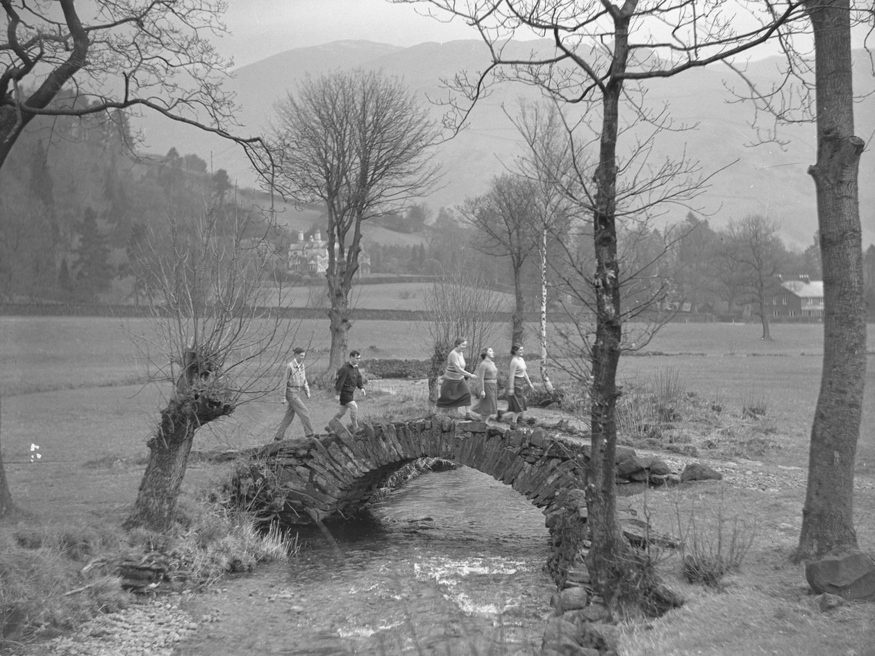 Gruppe junger Wanderer überquert Brücke von Joseph Hardman