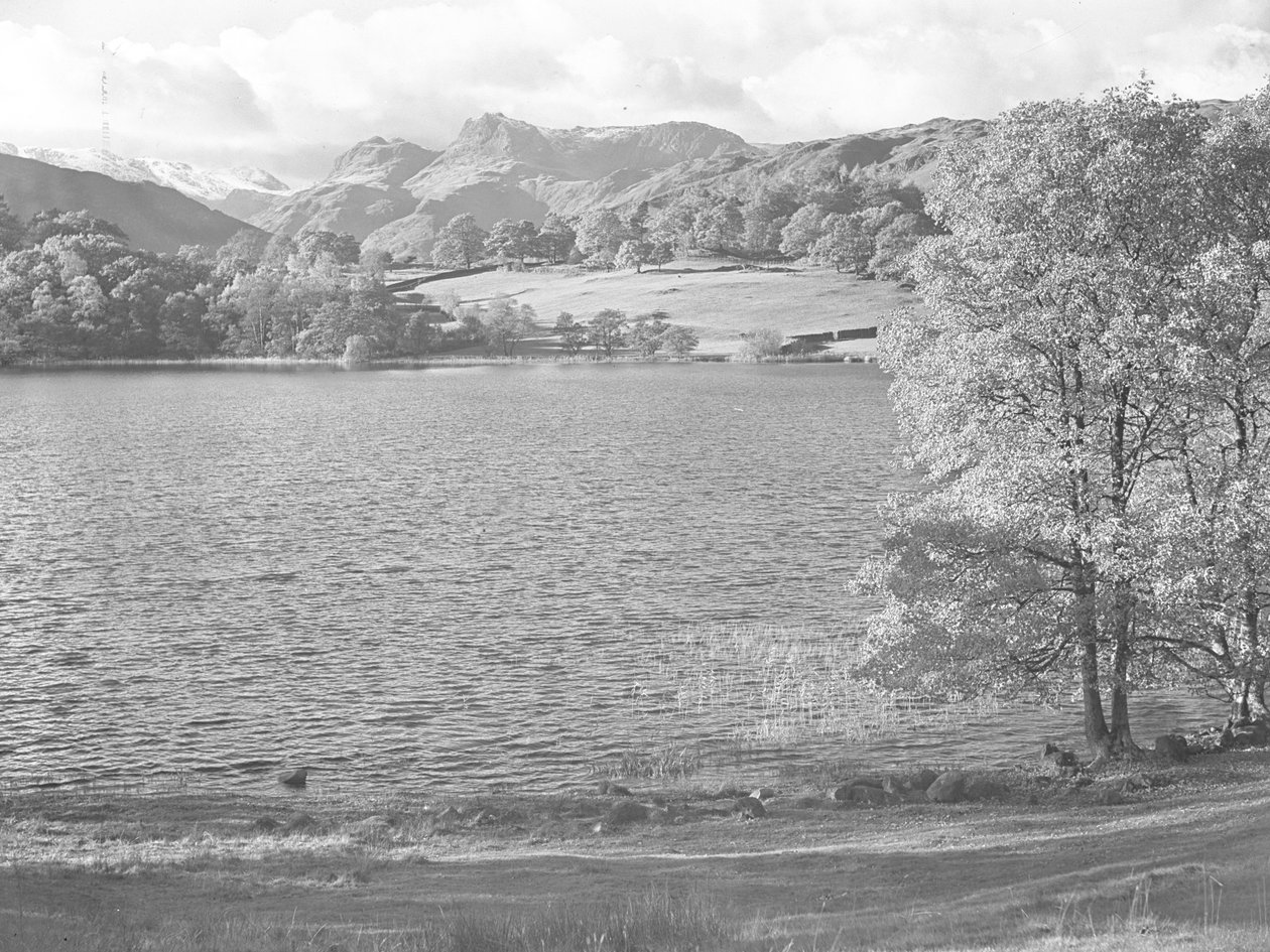 Blick über Loughrigg Tarn, Hügel im Hintergrund von Joseph Hardman