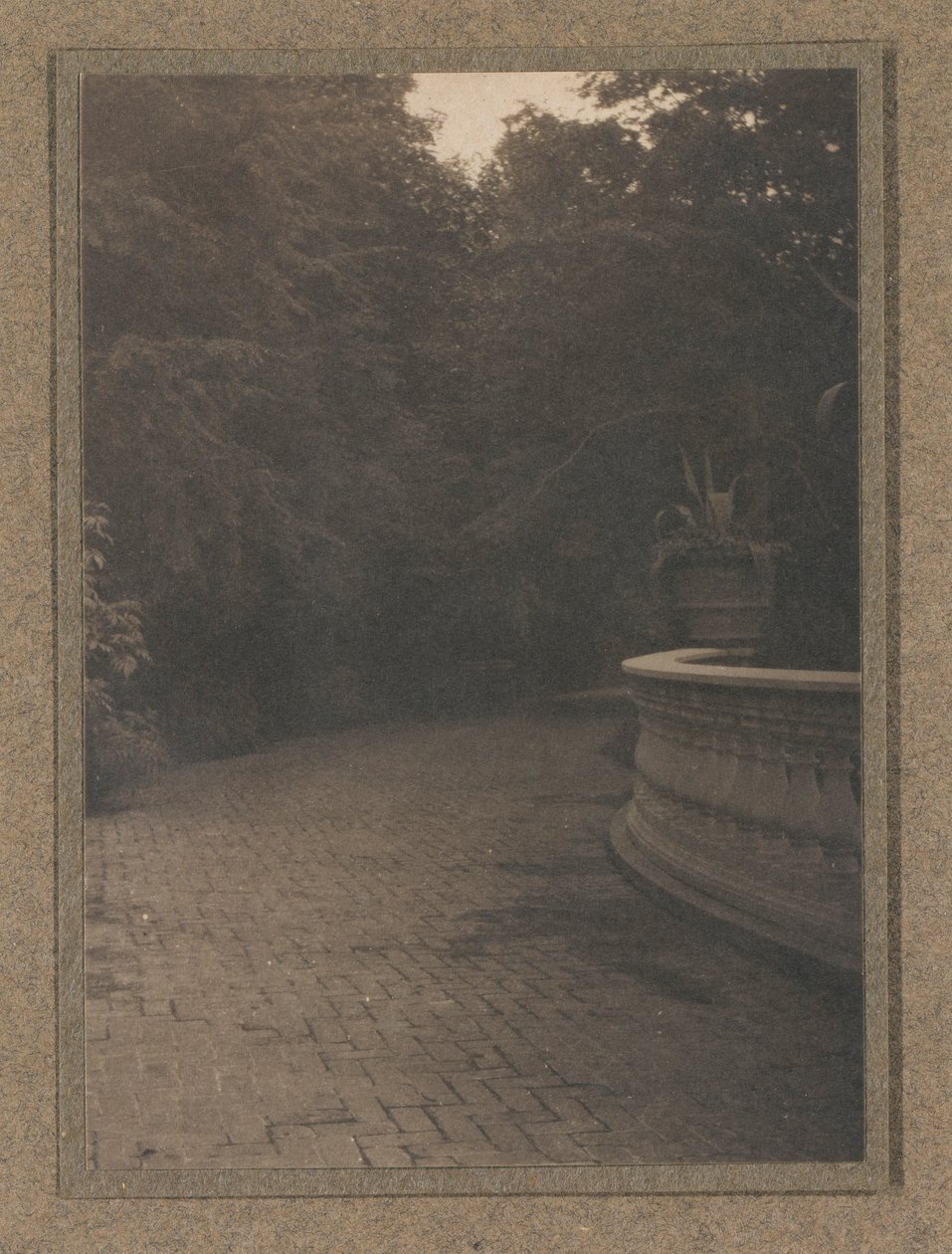 Szene in einem Garten von Joseph T. Keiley