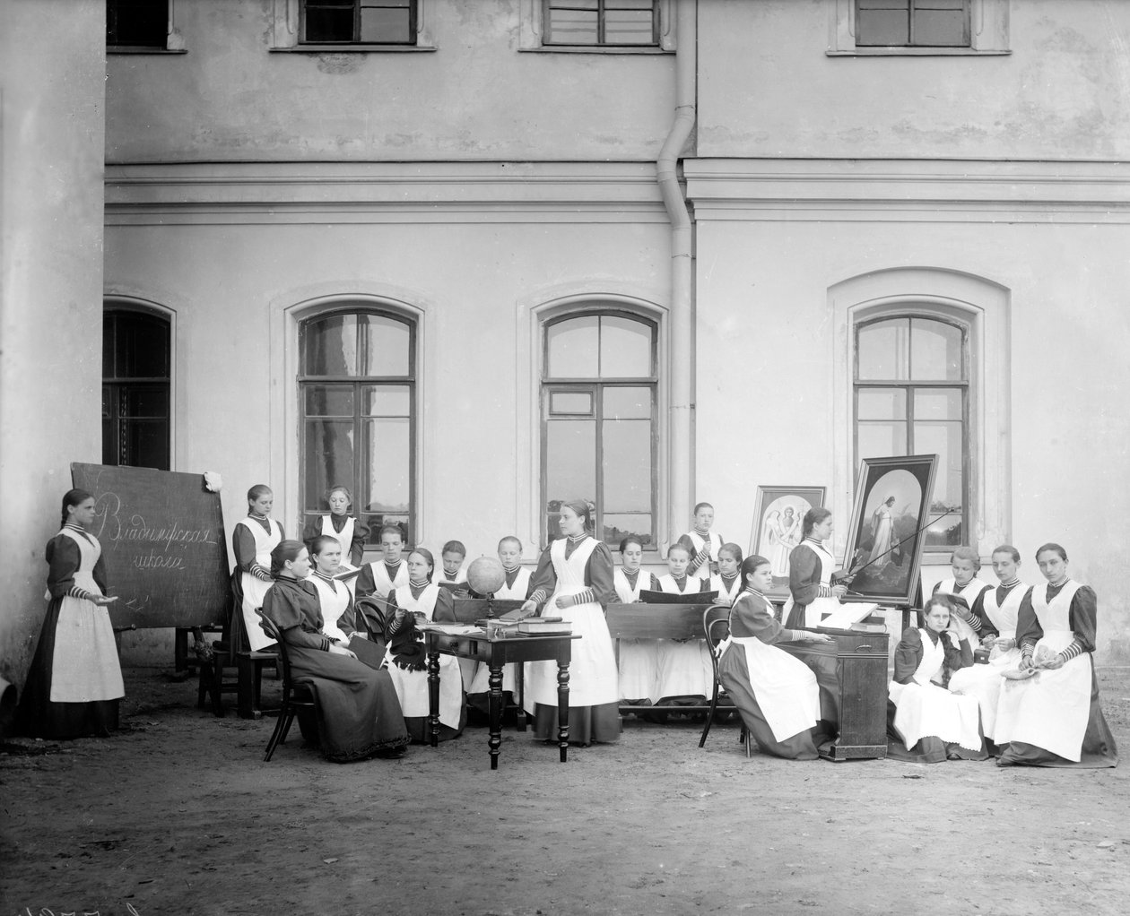 Die Wladimir-Kirchenschule, St. Petersburg, 1909 von Karl Karlovich Bulla