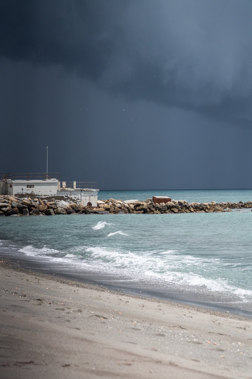 Bunker Beach II, 2021 von Katha Wood