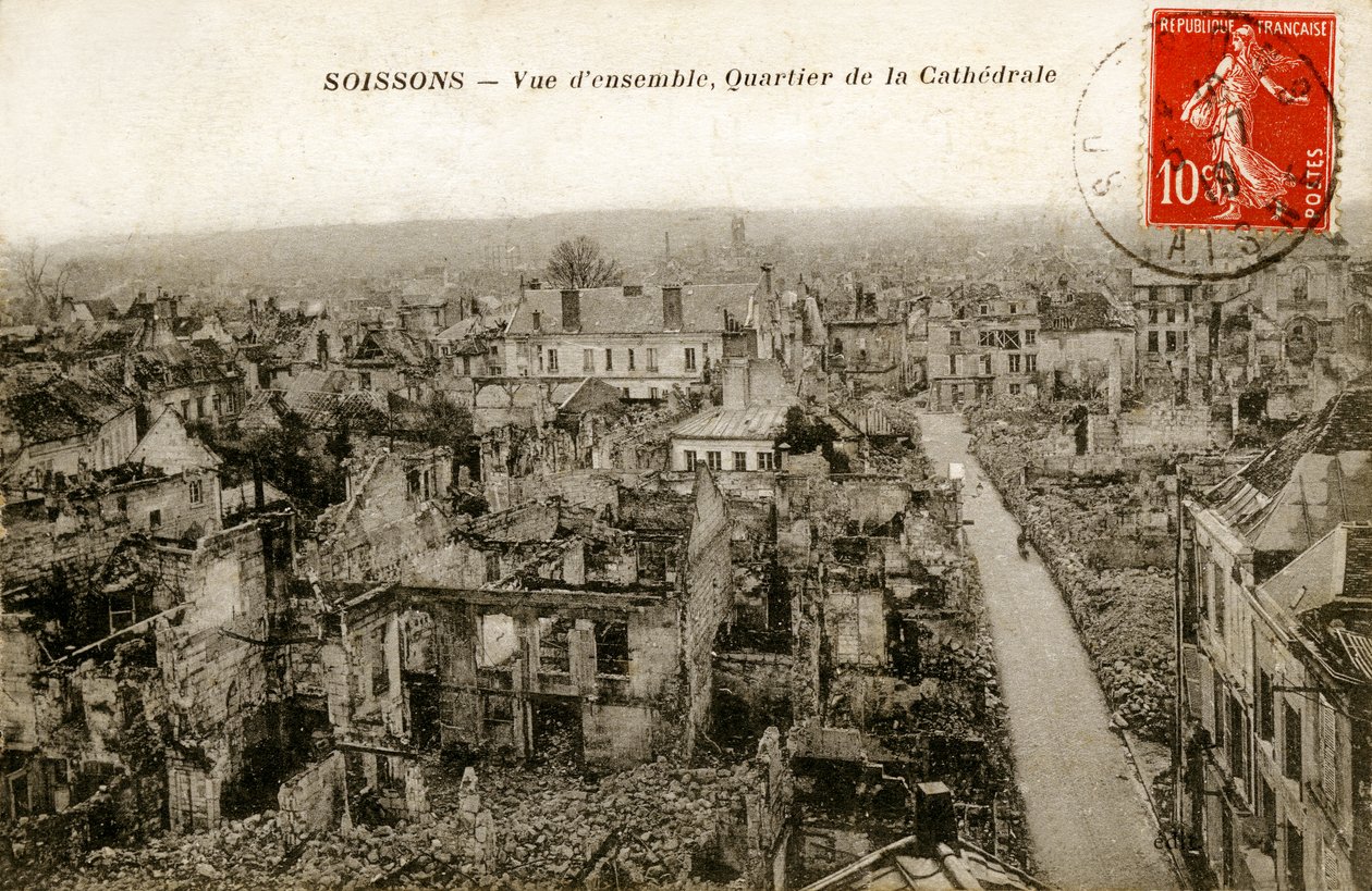 Gesamtansicht des zerstörten Kathedralenbezirks, Soissons von Alec Hunter