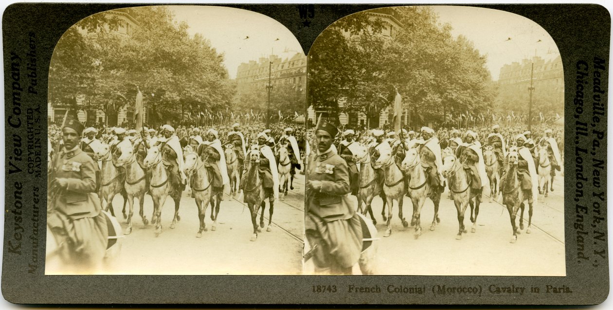 Horizontal, Sepia, Stereokarte zeigt uniformierte Männer zu Pferd, die in einer Parade marschieren. Keystone Stereograph Nummer 18743. Der Titel lautet von Keystone View Company