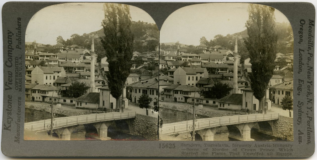 Ansicht von Sarajevo, Bosnien und Herzegowina. Im Vordergrund eine Brücke über einen Fluss, im Hintergrund verschiedene Gebäude. Keystone Stereograph Nummer 15625 von Keystone View Company