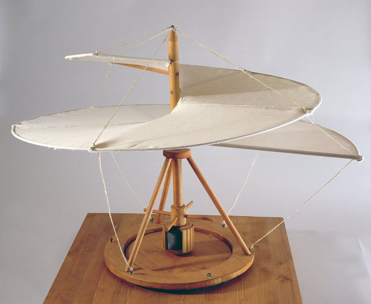 Modellrekonstruktion von da Vincis Entwurf für eine Luftschraube (Holz, Stoff und Schnur) von Leonardo da Vinci