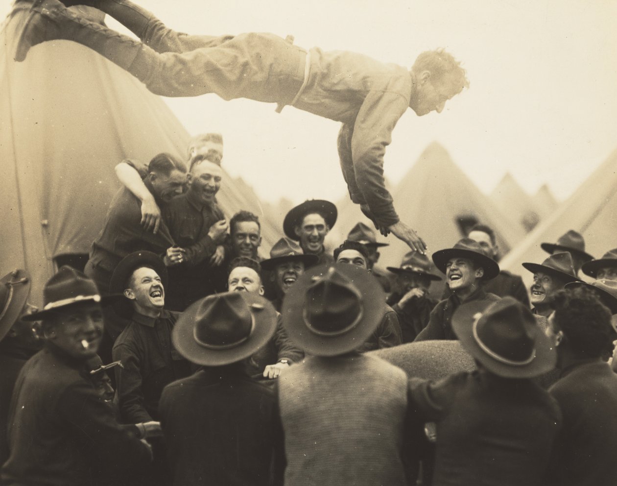 Soldat in die Luft geworfen von Lewis Hine